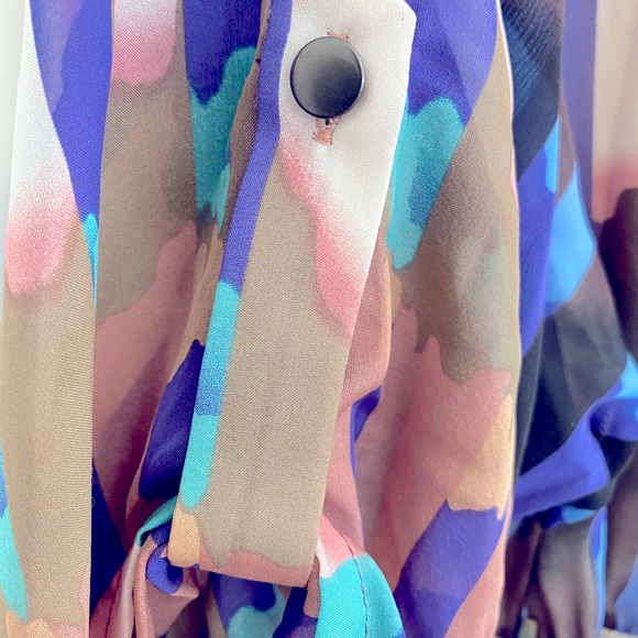 🌸HOST PICK🌸 Charlie Jade Silk Pattered V Neck Dress - Picture 3 of 7